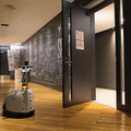 経産省と三菱地所 ロボットとエレベータが連携した「ロボットフレンドリー」な街づくりを本格化　NECやパナソニックのロボットでデモ公開