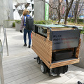 歩道を動く搬送ロボットの弁当販売「Furiuri」、西新宿で実施中 5G活用事業の一環