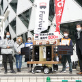 歩道を動く搬送ロボットの弁当販売「Furiuri」、西新宿で実施中 5G活用事業の一環