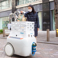 テラス席からスタバに注文、自律搬送ロボットが配達　約100人が丸の内で体験　三菱地所やアイサンが「デジタルツイン」で実現