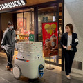 テラス席からスタバに注文、自律搬送ロボットが配達　約100人が丸の内で体験　三菱地所やアイサンが「デジタルツイン」で実現