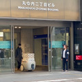 テラス席からスタバに注文、自律搬送ロボットが配達　約100人が丸の内で体験　三菱地所やアイサンが「デジタルツイン」で実現