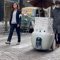 テラス席からスタバに注文、自律搬送ロボットが配達　約100人が丸の内で体験　三菱地所やアイサンが「デジタルツイン」で実現