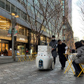 テラス席からスタバに注文、自律搬送ロボットが配達　約100人が丸の内で体験　三菱地所やアイサンが「デジタルツイン」で実現