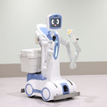 川崎重工と藤田医科大学病院、アーム付きサービスロボットで搬送業務や夜間病棟の見回りを実施　3ステップの実証実験とは