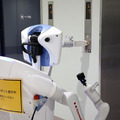 川崎重工と藤田医科大学病院、アーム付きサービスロボットで搬送業務や夜間病棟の見回りを実施　3ステップの実証実験とは