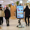 レストランやショッピング街に多数の「自律移動ロボット」登場　配膳/警備/サイネージ/清掃/案内の自動化最前線　大名古屋ビルヂング
