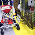 CuboRex 不整地も走行できる電動クローラユニット「CuGo」と一輪車での運搬をラクにする「電動化ねこ車キット」体験レポート
