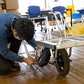 CuboRex 不整地も走行できる電動クローラユニット「CuGo」と一輪車での運搬をラクにする「電動化ねこ車キット」体験レポート