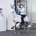 【動画】川崎重工のウマ型トランスフォーム四脚ロボット「Bex」のデモ公開　人が乗って移動したり重い荷物を運んだり