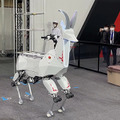 【動画】川崎重工のウマ型トランスフォーム四脚ロボット「Bex」のデモ公開　人が乗って移動したり重い荷物を運んだり