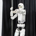 川崎重工のヒューマノイド「カレイド」と「フレンズ」のデモ公開　人とロボットが協働し、ともに暮らす未来を提案