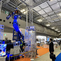 人機一体が汎用ヒト型重機と高所作業車が連携したド迫力のデモを公開 「零式人機ver2.0」JR西日本と日本信号が開発連携