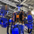 人機一体が汎用ヒト型重機と高所作業車が連携したド迫力のデモを公開 「零式人機ver2.0」JR西日本と日本信号が開発連携