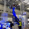 人機一体が汎用ヒト型重機と高所作業車が連携したド迫力のデモを公開 「零式人機ver2.0」JR西日本と日本信号が開発連携