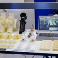セイコーエプソンが3Dプリンタを開発中　フラットスクリュで汎用材料が使用でき、最終製品や部品の造形も可能　国際ロボット展で公開