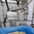 ロボットがポテトサラダを高精度に盛り付けて自動化 惣菜、弁当工場の人手不足の解消を目指す TechMagic