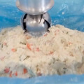 ロボットがポテトサラダを高精度に盛り付けて自動化 惣菜、弁当工場の人手不足の解消を目指す TechMagic