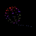 閉校する小学校の夜空に「アリガトウ」の文字が浮かぶ　ドコモ「光の思い出ドローンショー」に歓声が響く