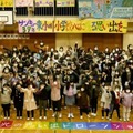 閉校する小学校の夜空に「アリガトウ」の文字が浮かぶ　ドコモ「光の思い出ドローンショー」に歓声が響く