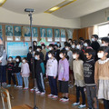 閉校する小学校の夜空に「アリガトウ」の文字が浮かぶ　ドコモ「光の思い出ドローンショー」に歓声が響く