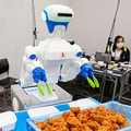人型協働ロボット「Foodly」弁当、レトルト惣菜の生産ライン現場で3社に導入　ロボットフレンドリーな食品工場づくりに向けてデモを公開