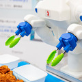 人型協働ロボット「Foodly」弁当、レトルト惣菜の生産ライン現場で3社に導入　ロボットフレンドリーな食品工場づくりに向けてデモを公開