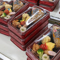 人型協働ロボット「Foodly」弁当、レトルト惣菜の生産ライン現場で3社に導入　ロボットフレンドリーな食品工場づくりに向けてデモを公開