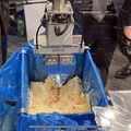 コネクテッドロボティクスが「惣菜盛付ロボット」4台をマックスバリュの惣菜工場に導入　ポテトサラダ盛付けデモを公開　ロボットフレンドリー