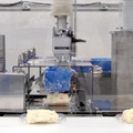 コネクテッドロボティクスが「惣菜盛付ロボット」4台をマックスバリュの惣菜工場に導入　ポテトサラダ盛付けデモを公開　ロボットフレンドリー