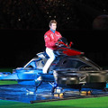 新庄監督が「空飛ぶバイク」(ホバーバイク)でド派手に登場！日本ハムファイターズの本拠地開幕セレモニーに