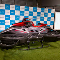 新庄監督が「空飛ぶバイク」(ホバーバイク)でド派手に登場！日本ハムファイターズの本拠地開幕セレモニーに