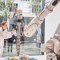 ABBロボティクスがロンドンの百貨店で3Dプリンタを使ったアート作品制作のデモ公開 原料は海洋プラスティックごみ
