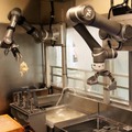 JR王子駅「いろり庵きらくそば」に「そばロボット」を初導入　2026年に駅そば30店舗へ導入目指す　ベックスコーヒーでもDX施策