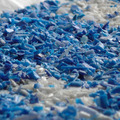 NTTドコモが沖縄の海洋ゴミ問題に地元住民と取り組む「ウミガメの恩返し」回収したゴミで外装やアート作品を制作