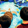 NTTドコモが沖縄の海洋ゴミ問題に地元住民と取り組む「ウミガメの恩返し」回収したゴミで外装やアート作品を制作