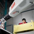 ABBロボティクス、世界初のロボット塗装を施したアートカーを公開 インドの8歳の神童とドバイのデジタルデザイン集団がコラボ