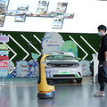 配送・案内ロボットPUDU「KettyBot」を自動車ディーラーに導入　来店客を案内したりBYDの人気車種を紹介