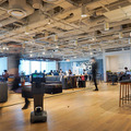 JR東日本情報、WeWork、CMCがAIアシスタントロボット「Temi」の共同実験 共用オフィスで案内業務/CO2濃度の測定など