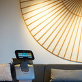 JR東日本情報、WeWork、CMCがAIアシスタントロボット「Temi」の共同実験 共用オフィスで案内業務/CO2濃度の測定など
