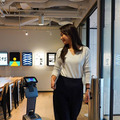 JR東日本情報、WeWork、CMCがAIアシスタントロボット「Temi」の共同実験 共用オフィスで案内業務/CO2濃度の測定など