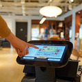 JR東日本情報、WeWork、CMCがAIアシスタントロボット「Temi」の共同実験 共用オフィスで案内業務/CO2濃度の測定など