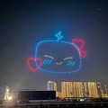 【日本初】ドローンショーで川崎競馬場の夜空に広告を表示　テレシーと運営会社のレッドクリフが提携　新しい広告媒体となるか