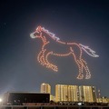 【日本初】ドローンショーで川崎競馬場の夜空に広告を表示　テレシーと運営会社のレッドクリフが提携　新しい広告媒体となるか