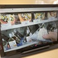 スマートグラスを装着した店員を通じて自宅から買い物 凸版印刷が長野県飯綱町で実証実験