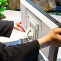 壁掛けデザイン「Echo Show 15」は専用スタンドで気軽に導入できる！「Echo Show 15」+スタンド実機レビュー