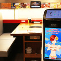 日本初 配膳ロボットのディスプレイにバーチャル店員が登場 「焼肉の和民」4店舗で導入 「REALITY」の配信者を起用