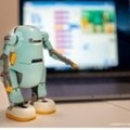 「あるくメカトロウィーゴ」が海外展開へ リビングロボットが台湾・能率集団と現地合弁会社を設立