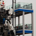 18mの「動く実物大ガンダム」を小学生が遠隔操作！巨大ロボットを動かす体験に笑顔と歓喜　GFY「ガンダムの仕組みを学ぶ教育プログラム」