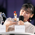 『機動戦士ガンダム 水星の魔女』主人公が遠隔操作でガンダムハンドの「両手でサムズアップ」に挑戦　メインキャスト2人がイベントに登場